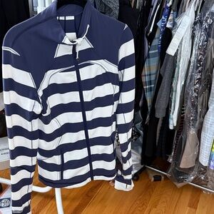Lululemon define Jacket in the Steep Stripe Ptp 18” L 23”